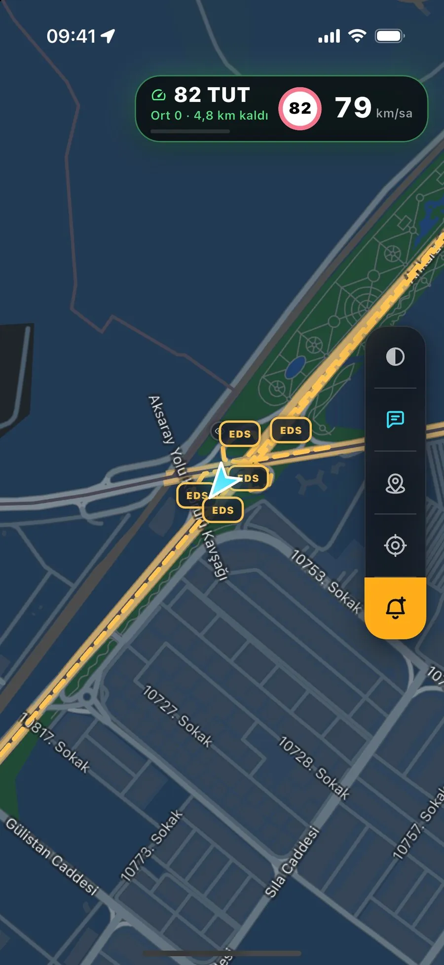 Kuzey Maps shows the limit, the current speed and the remaining distance inside a corridor.